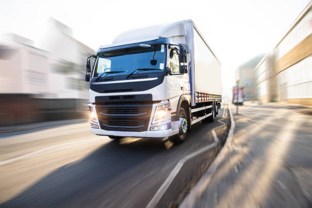 Vrachtwagen onderweg naar de plaatsingslocatie